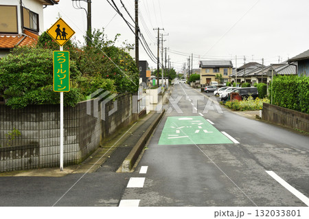 住宅街のスクールゾーン路面標示_01 住宅街のスクールゾーン路面標示_01 132033801