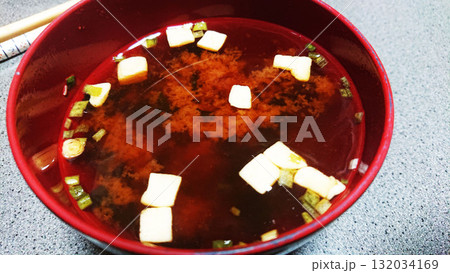 赤だしの美味しい味噌汁 豆腐 ねぎ 赤だしの美味しい味噌汁 豆腐 ねぎ 132034169