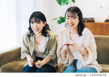 ゲームをする女性友達 132034239