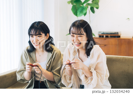 ゲームをする女性友達 132034240