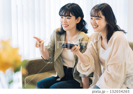 テレビを観る女性友達 132034265