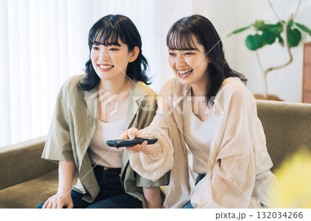 テレビを観る女性友達 132034266