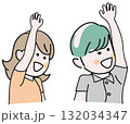 手を振る夫婦 132034347
