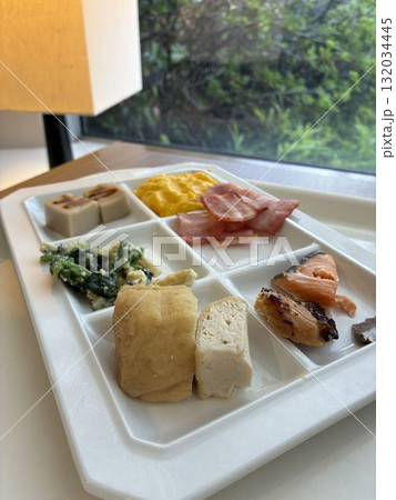 ホテルのバイキングで食べる朝食 ホテルのバイキングで食べる朝食 132034445