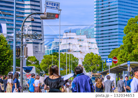 日本の横浜都市景観総帆展帆の日本丸や桜木町駅前、ヨコハマエアキャビンなどを望む＝10月5日 132034653