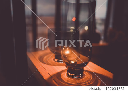 照明に映るグラス 132035281