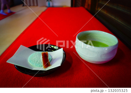 抹茶と和菓子のセット 抹茶と和菓子のセット 132035325