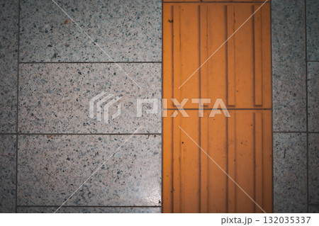 点字ブロックとタイル 132035337