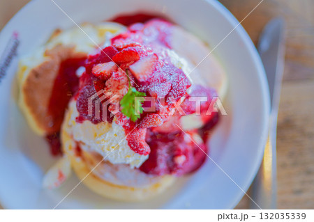 ストロベリーデザート（苺のデザート） 132035339