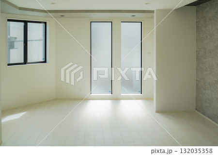 広いリビングルーム 132035358