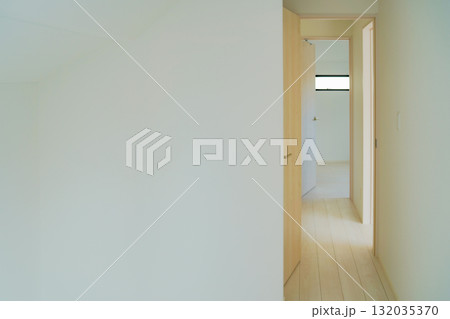 白い壁の廊下 132035370