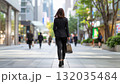 オフィス街を歩くビジネスウーマン 132035484
