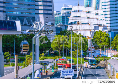 日本の横浜都市景観総帆展帆の日本丸や桜木町駅前、ヨコハマエアキャビン、あかいくつなどを望む=5日 日本の横浜都市景観総帆展帆の日本丸や桜木町駅前、ヨコハマエアキャビン、あかいくつなどを望む=5日 132035609