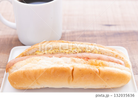 おいしいホットドッグとコーヒーのモーニング 132035636