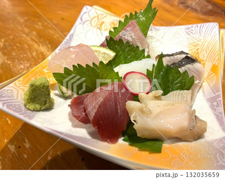 福井市の居酒屋で食べる「刺身の盛り合わせ」 132035659