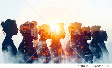 都市オフィスで面接や会議に臨むビジネスマンの集結シルエットがビルで朝日に輝き、希望と協力を象徴 132035800