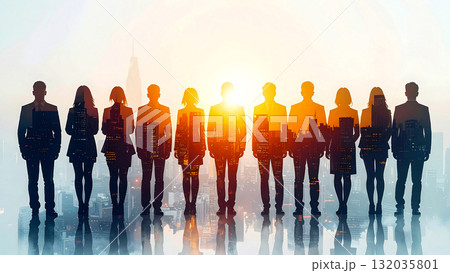 都市オフィスで面接や会議に臨むビジネスマンの集結シルエットがビルで朝日に輝き、希望と協力を象徴 132035801