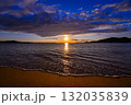 片男波海浜（和歌浦）の夕日 132035839