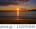 片男波海浜（和歌浦）の夕日 132035840