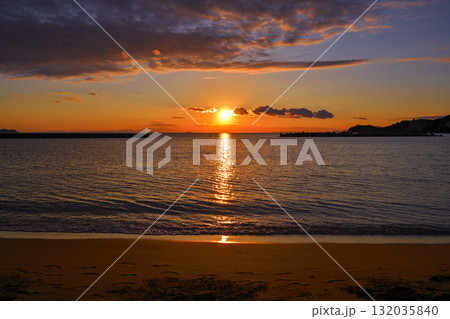 片男波海浜（和歌浦）の夕日 132035840