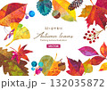 秋の紅葉した落ち葉や木の実でデザインした囲みフレーム。カラフルなペインティングテクスチャのイラスト 132035872