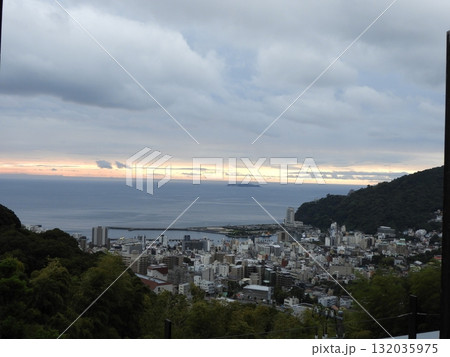 早朝の熱海市街と相模湾を望む静かな風景 早朝の熱海市街と相模湾を望む静かな風景 132035975
