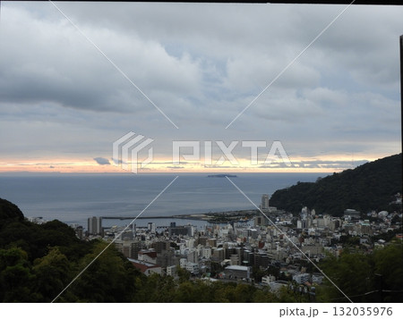 早朝の熱海市街と相模湾を望む静かな風景 132035976