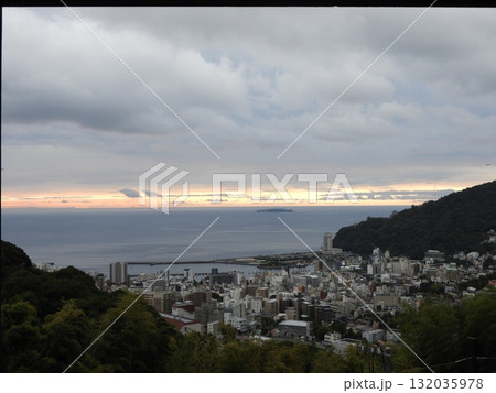 早朝の熱海市街と相模湾を望む静かな風景 早朝の熱海市街と相模湾を望む静かな風景 132035978
