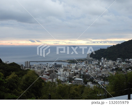 早朝の熱海市街と相模湾を望む静かな風景 早朝の熱海市街と相模湾を望む静かな風景 132035979
