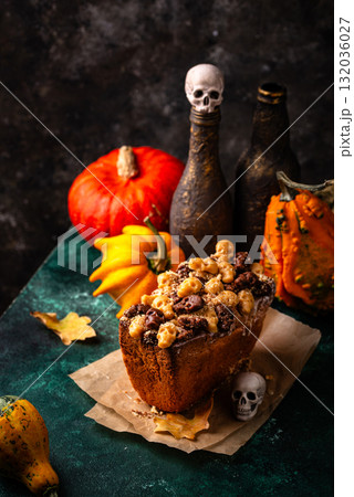 Halloween cake decorated with skull 132036027