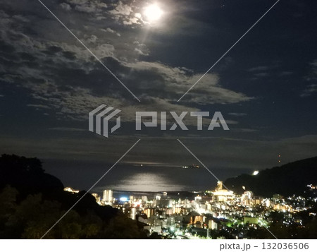 月明かりに照らされる熱海の夜景と相模湾 132036506