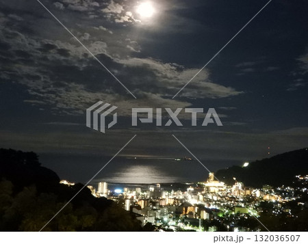 月明かりに照らされる熱海の夜景と相模湾 月明かりに照らされる熱海の夜景と相模湾 132036507