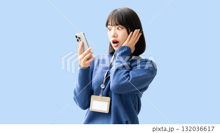 スマートフォンを見て驚く女性・ビジネスウーマン 132036617