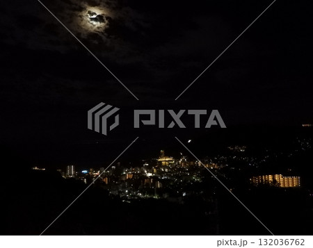 雲間の月と熱海市街の幻想的な夜景 132036762