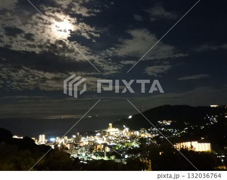 雲間の月と熱海市街の幻想的な夜景 雲間の月と熱海市街の幻想的な夜景 132036764
