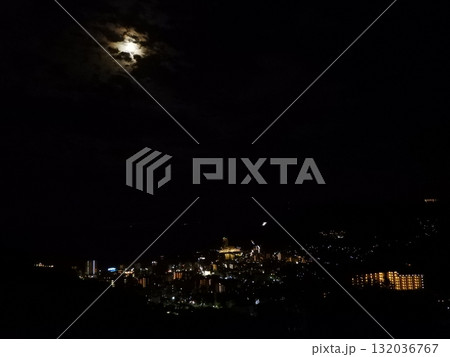 雲間の月と熱海市街の幻想的な夜景 132036767