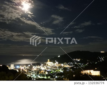 雲間の月と熱海市街の幻想的な夜景 132036774