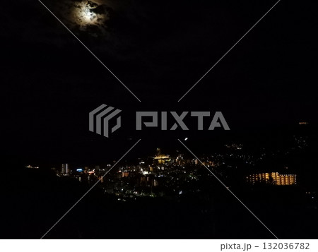 雲間の月と熱海市街の幻想的な夜景 雲間の月と熱海市街の幻想的な夜景 132036782