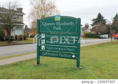 バンクーバー・クイーンエリザベスパークの入口案内看板 132037307