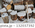 雪に覆われた薪と斧の冬景色 132037392