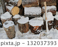 雪に覆われた薪と斧の冬景色 132037393