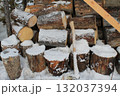雪に覆われた薪と斧の冬景色 132037394