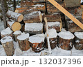 雪に覆われた薪と斧の冬景色 132037396