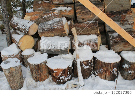 雪に覆われた薪と斧の冬景色 雪に覆われた薪と斧の冬景色 132037396