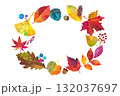 秋の紅葉した落ち葉や木の実でデザインした円形フレーム。カラフルなペインティングテクスチャのイラスト。 132037697
