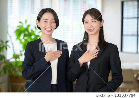オフィスで案内をする女性 オフィスで案内をする女性 132037784