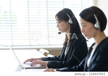 オフィスでコールセンターの受付をする女性 132037931