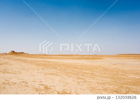 Desertic landscape with mirage in the horizon. Sahara desert, Tunisia Desertic landscape with mirage in the horizon. Sahara desert, Tunisia 132038626