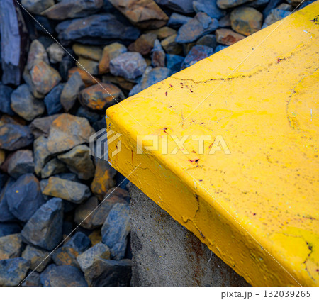 黄色い塗装ブロックと岩のテクスチャ｜都市構造のディテール 132039265