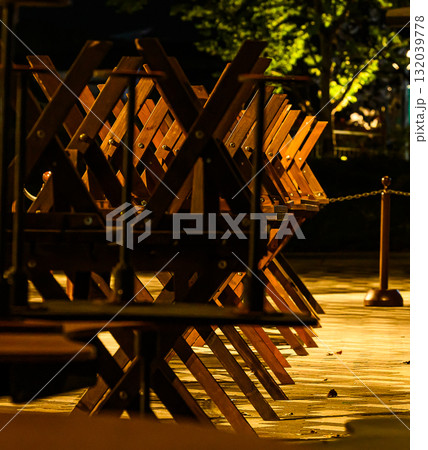 夜の光に照らされた折りたたみ椅子の整列｜閉店後の静けさと陰影の美しさ 132039778